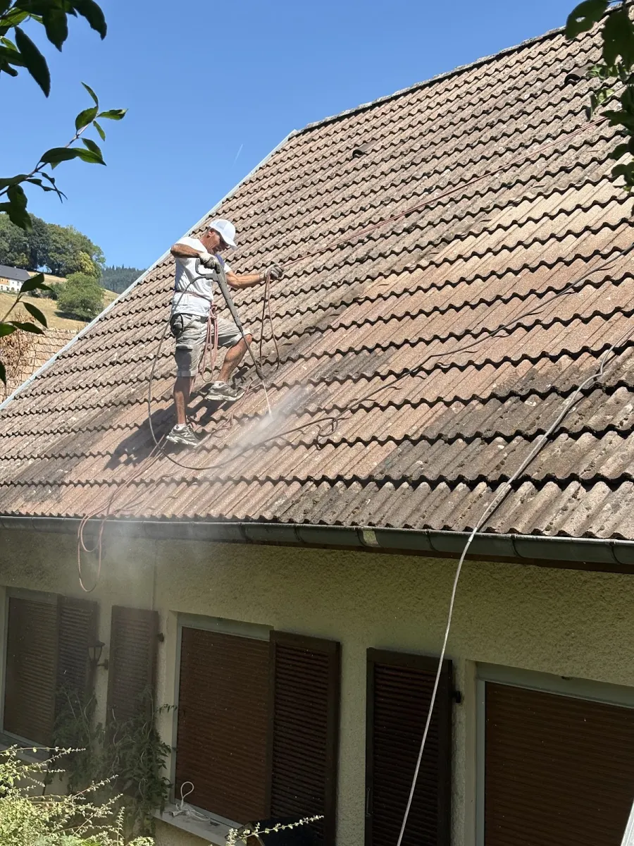 Toiture en tuiles refaite par un couvreur zingueur vosgien